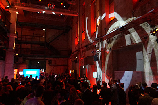 Während man sich oben auf seitlich in der Halle schwebenden Galerie der ehemaligen Kesselhalle beim Dinner vernetze, vergnügte sich der Rest der Gäste ab 21.00 Uhr bei Food und Drinks unten in der Halle bei Gesprächen mit hier präsenten Startups wie dem Münchner Online Bauernmarkt www.regional-markt.de oder ließ sich an einem Stand der Stadtsparkasse München Gründungsrelevante Fragen beantworten (©Foto. Martin Schmitz)